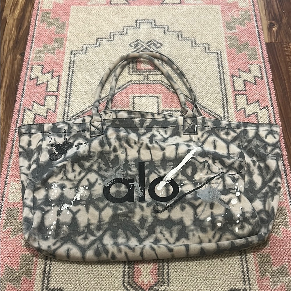 ALO Yoga Black and Gray Christmas Exclusive Women's Tote Bag